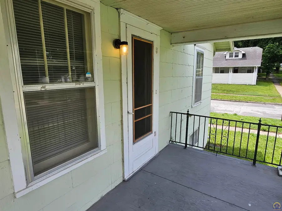 229 W 15th Ave, Emporia, KS 66801 - #3