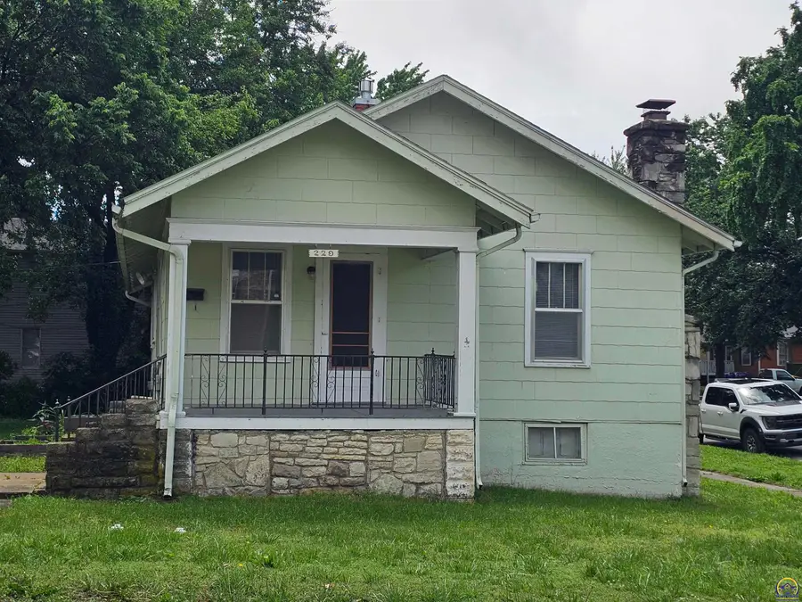 229 W 15th Ave, Emporia, KS 66801 - #3