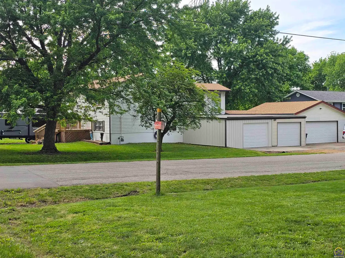 406 W North St, Carbondale, KS 66414 - #1
