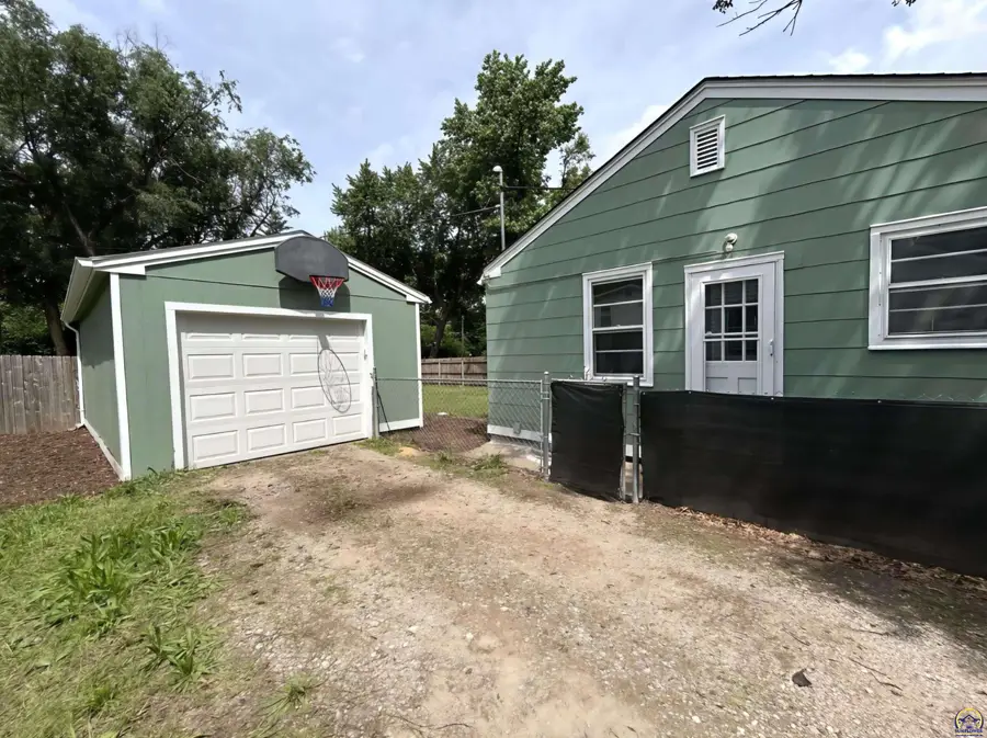 1813 SW Mcalister Ave, Topeka, KS 66604 - #3