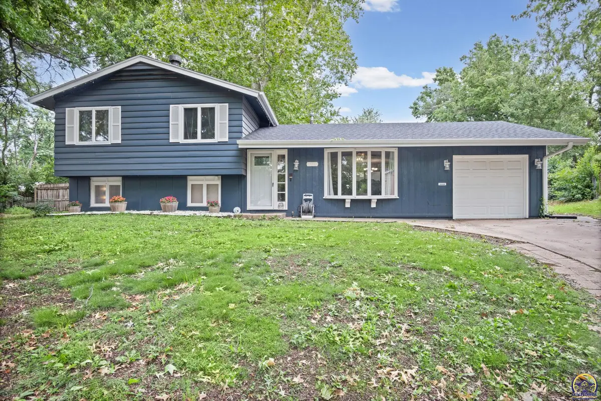 3010 SW Arnold Ct, Topeka, KS 66614 - #1