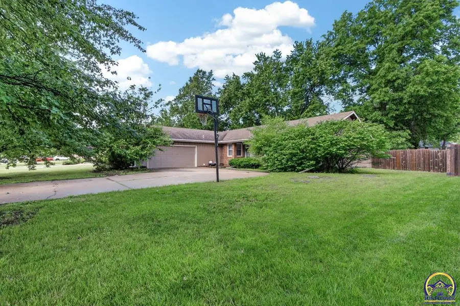 2921 SW Lincolnshire Rd, Topeka, KS 66614 - #2
