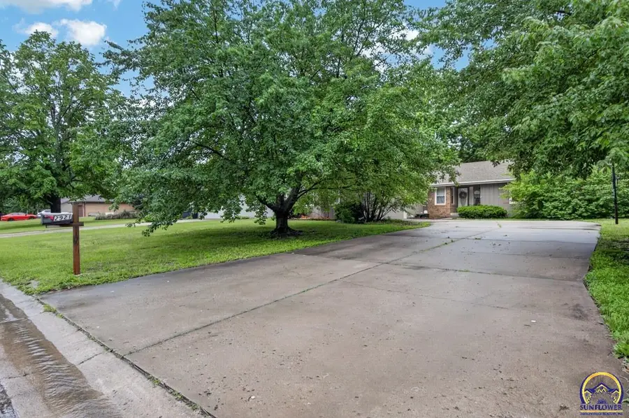2921 SW Lincolnshire Rd, Topeka, KS 66614 - #3
