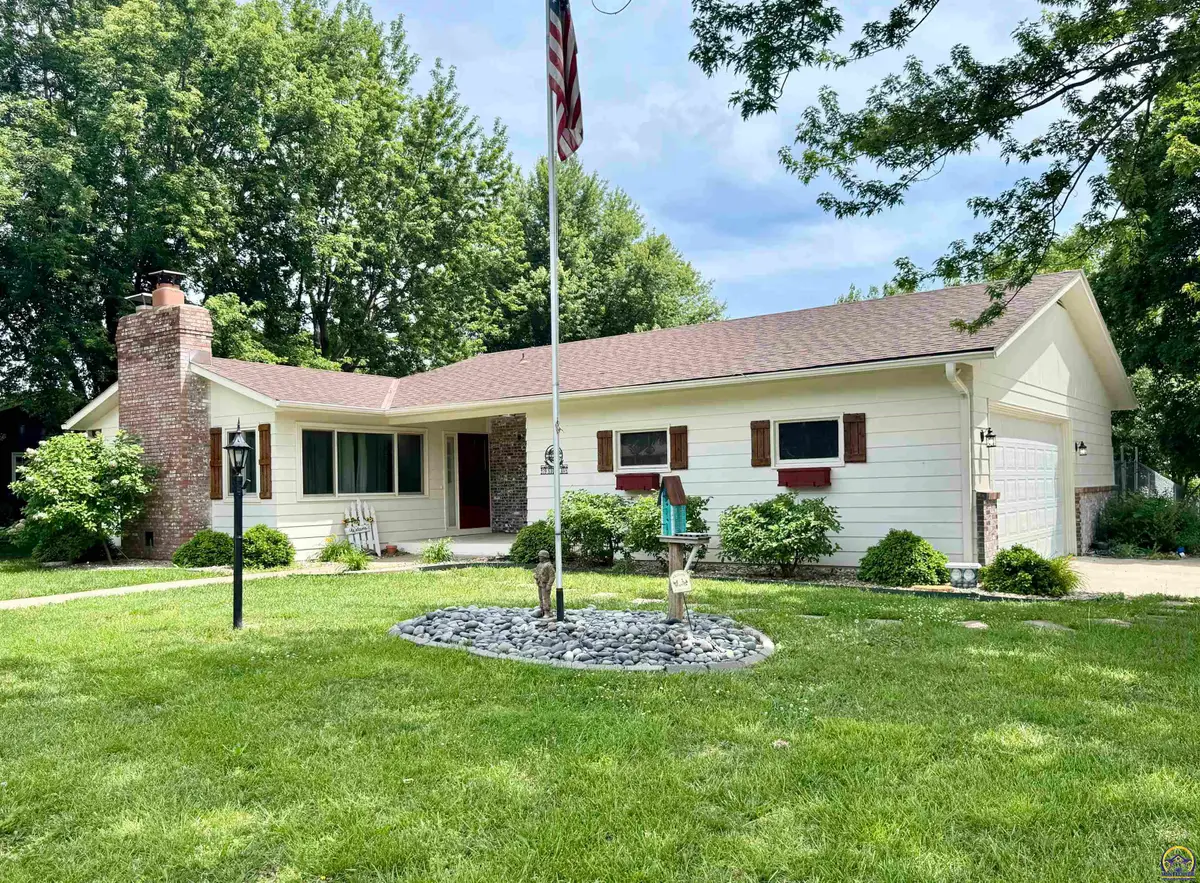 219 Sioux Ave, Hiawatha, KS 66434 - #1