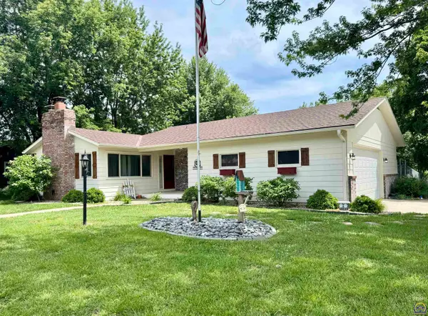 219 Sioux Ave, Hiawatha, KS 66434