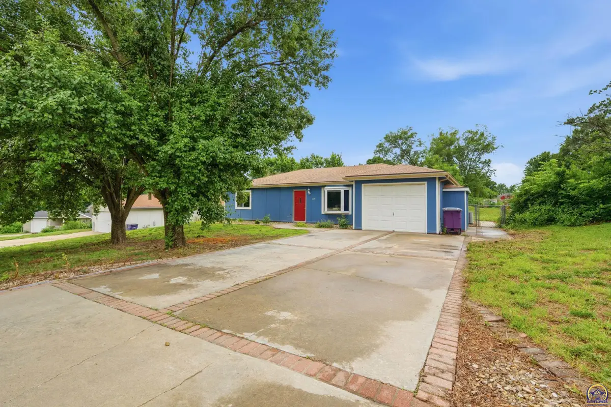 326 Stallion Cir, Ogden, KS 66517 - #1