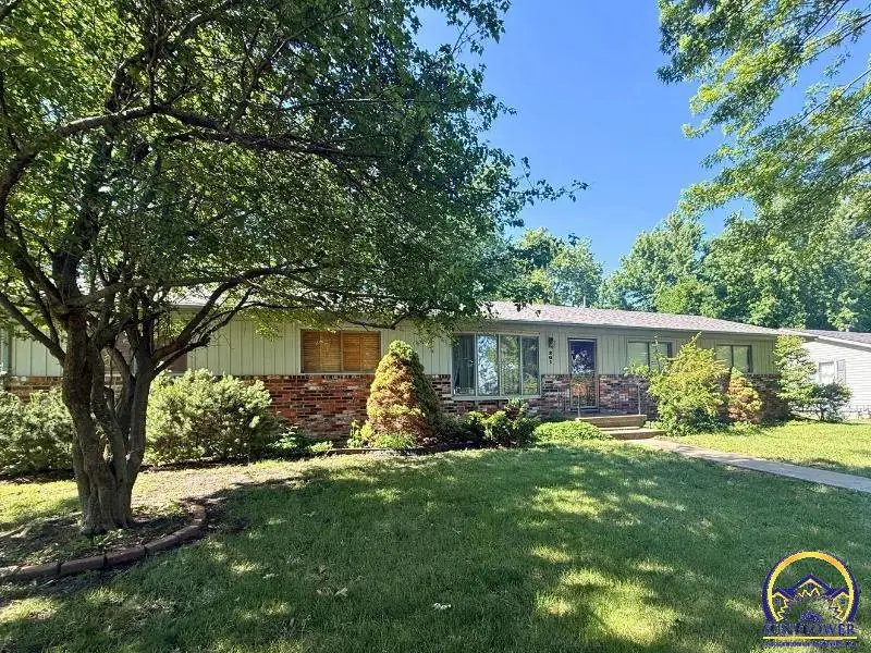 201 Pawnee Ave, Hiawatha, KS 66434 - #1