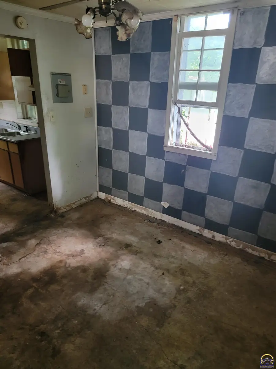 1614 W 7th St, Emporia, KS 66801 - #3