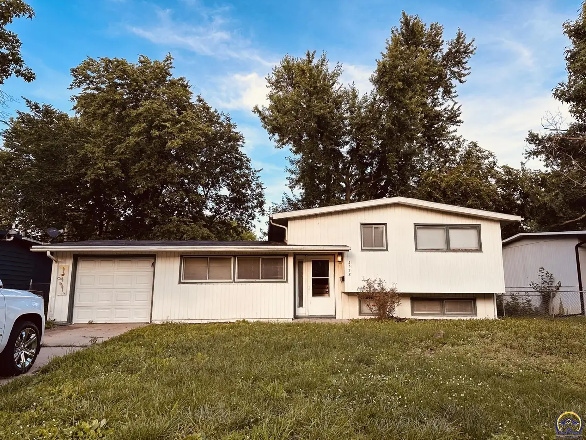 3328 SW Oakley Ave, Topeka, KS 66614 - #1