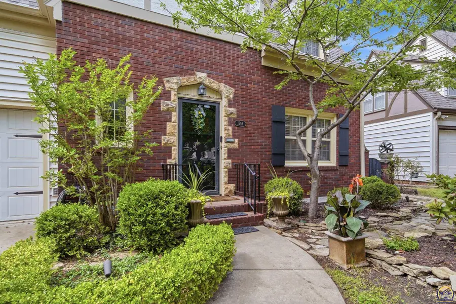 1265 SW Pembroke Ln, Topeka, KS 66604 - #3