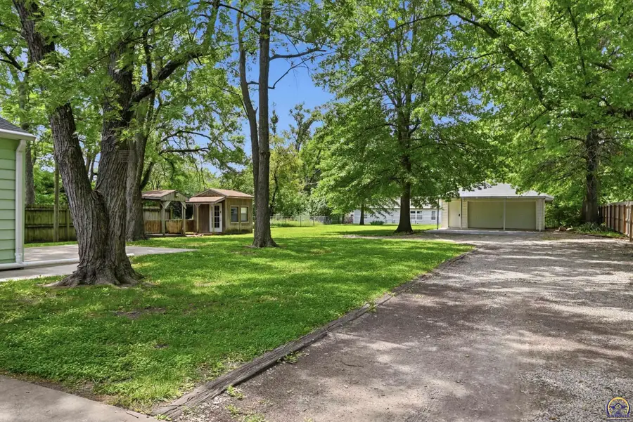 2319 SW Burnett Rd, Topeka, KS 66614 - #3