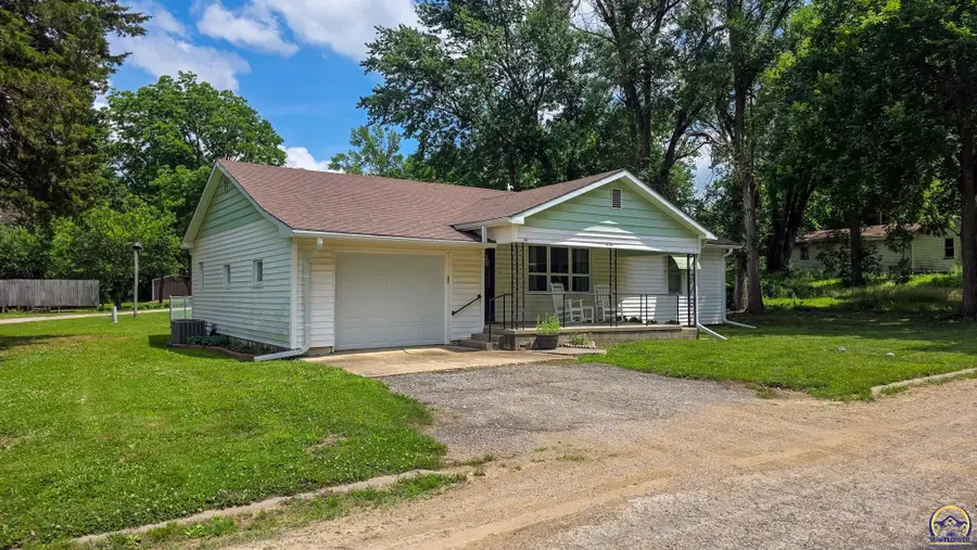 406 Cherry St, Madison, KS 66860 - #2