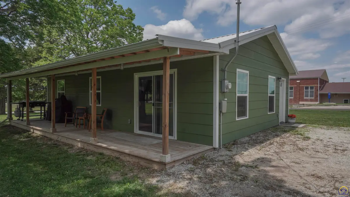 438 Searle St, Whiting, KS 66552 - #1