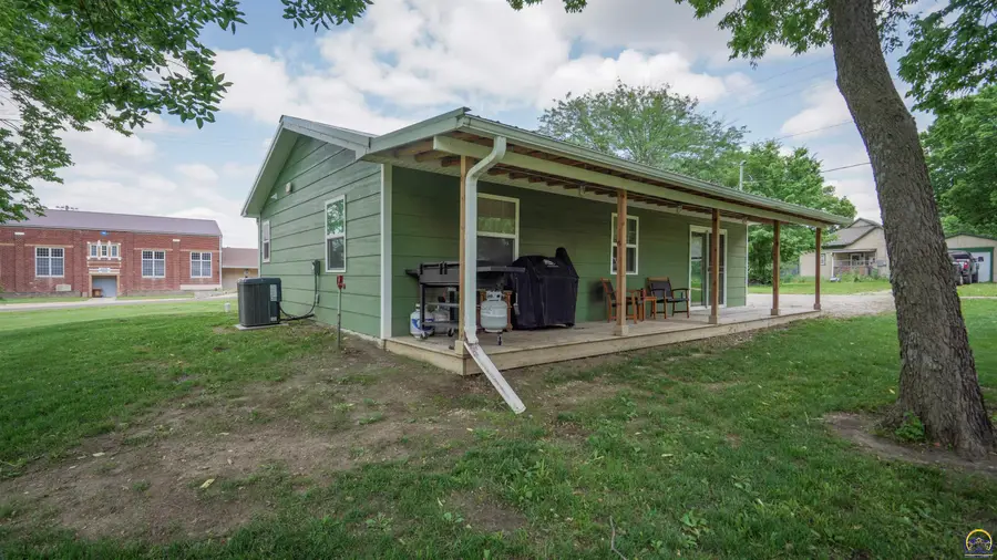 438 Searle St, Whiting, KS 66552 - #3
