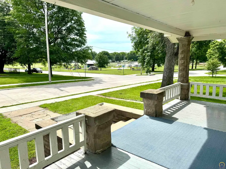 409 N 6th St, Sabetha, KS 66534 - #3