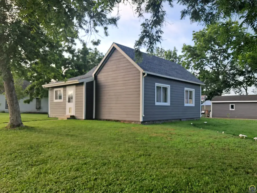 309 W Lake St, McLouth, KS 66054 - #2