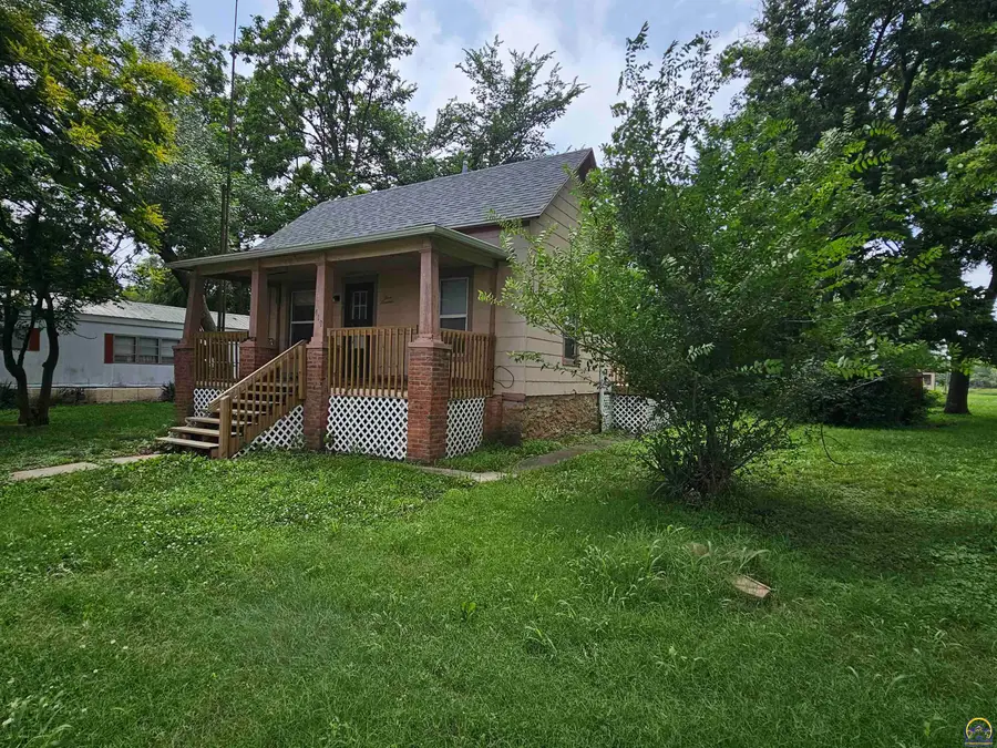 419 N 5th St, Madison, KS 66860 - #2