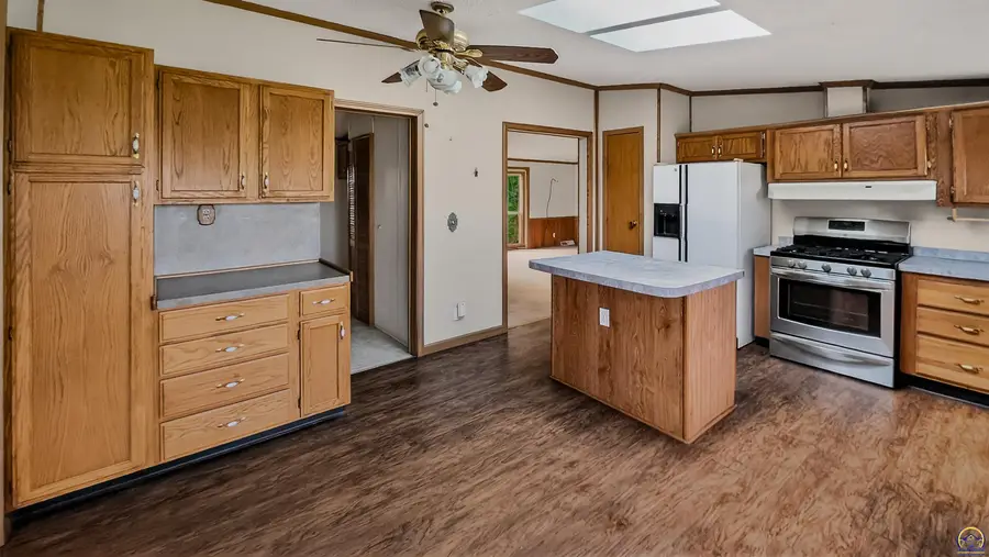 1602 Emmer Rd, Hartford, KS 66854 - #2