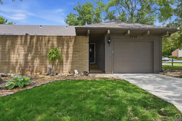 5500 SW Stonegate Ct, Topeka, KS 66606