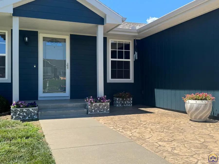4105 SW Cambridge Ave, Topeka, KS 66610 - #3