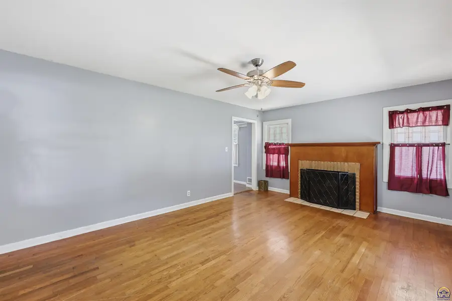 2404 SW Bradbury Ave, Topeka, KS 66611 - #3