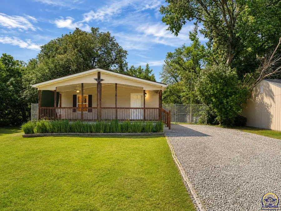 420 SE 34th St, Topeka, KS 66605 - #2
