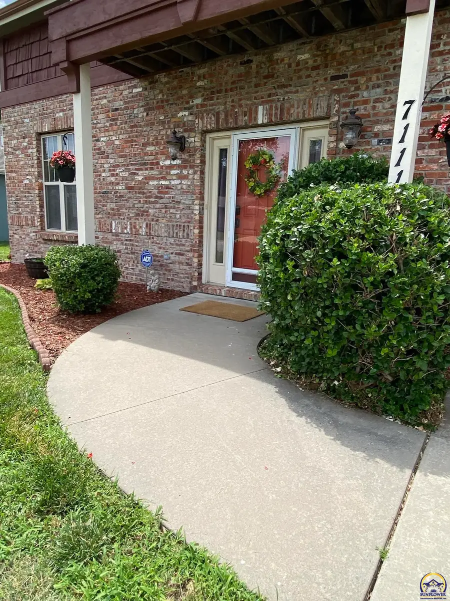 7111 SW Wheatfield Ln, Topeka, KS 66619 - #3