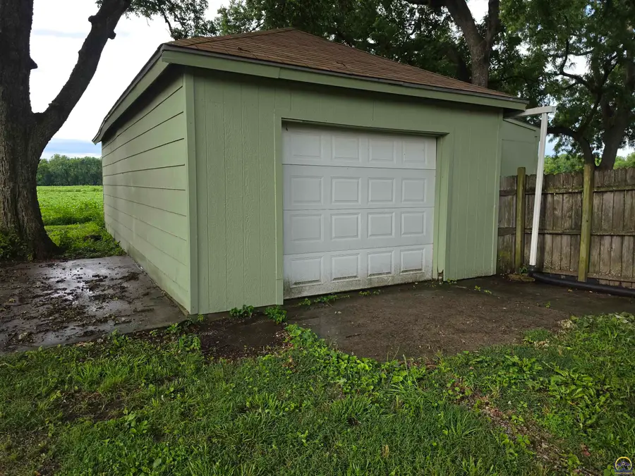 631 Green St, Rossville, KS 66533 - #3