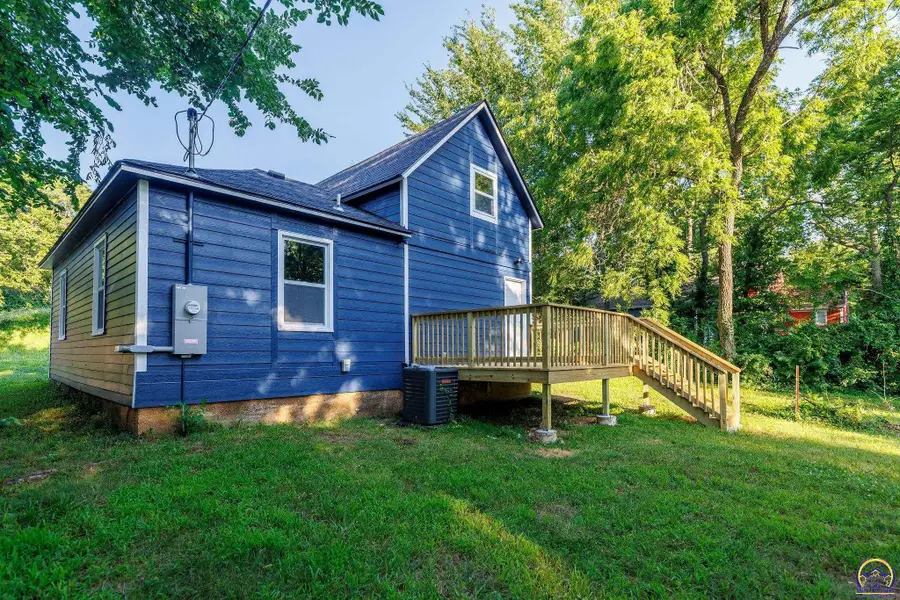 2409 SW Fillmore St, Topeka, KS 66611 - #2