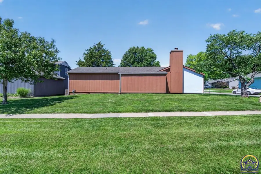 5701 SW Arrowhead Ct, Topeka, KS 66614 - #3
