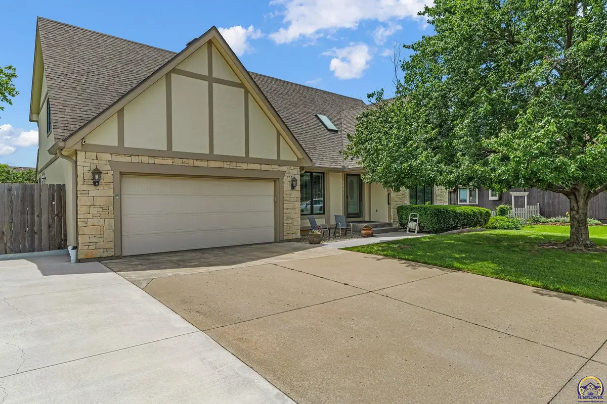 2531 SW Pepperwood Ct, Topeka, KS 66614 - #1