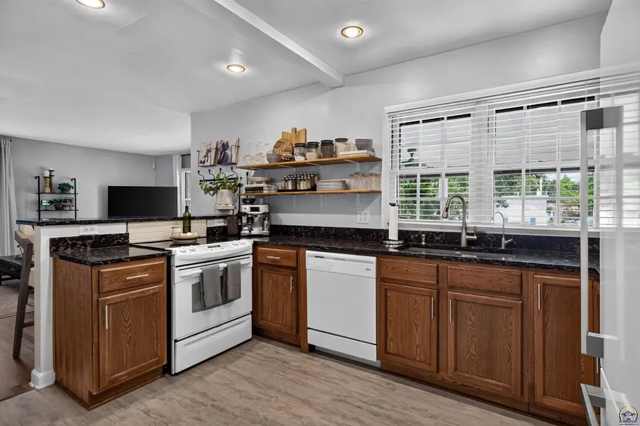 617 SW Warren Ave, Topeka, KS 66606 - #2