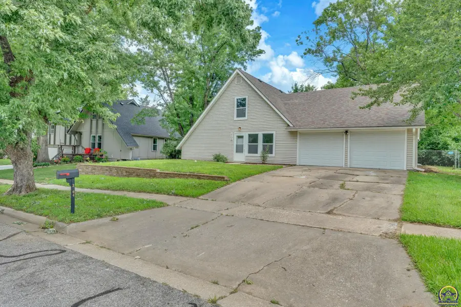 3704 SW 34th St, Topeka, KS 66614 - #2