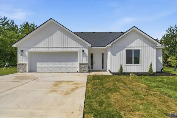 7847 Seneca Lake Rd, Ozawkie, KS 66070