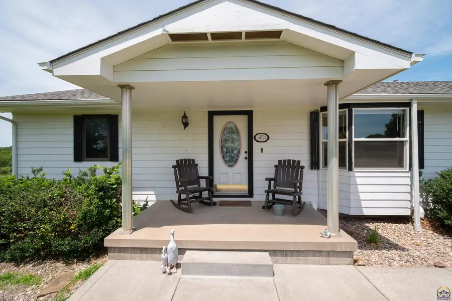 10727 SW Auburn Rd, Wakarusa, KS 66546 - #2