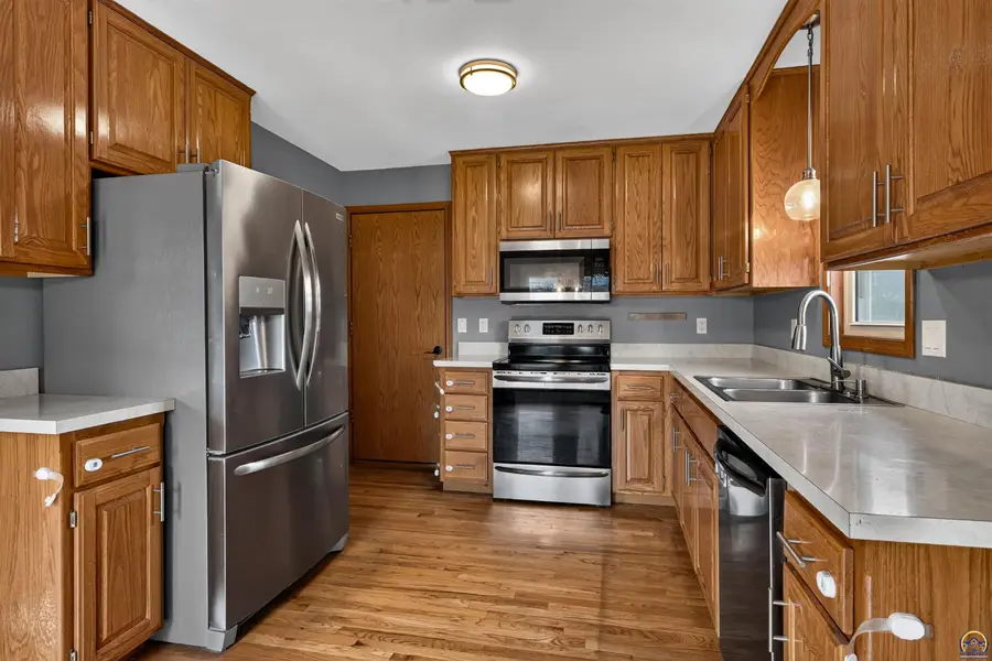 3909 SW 40th St, Topeka, KS 66610 - #2