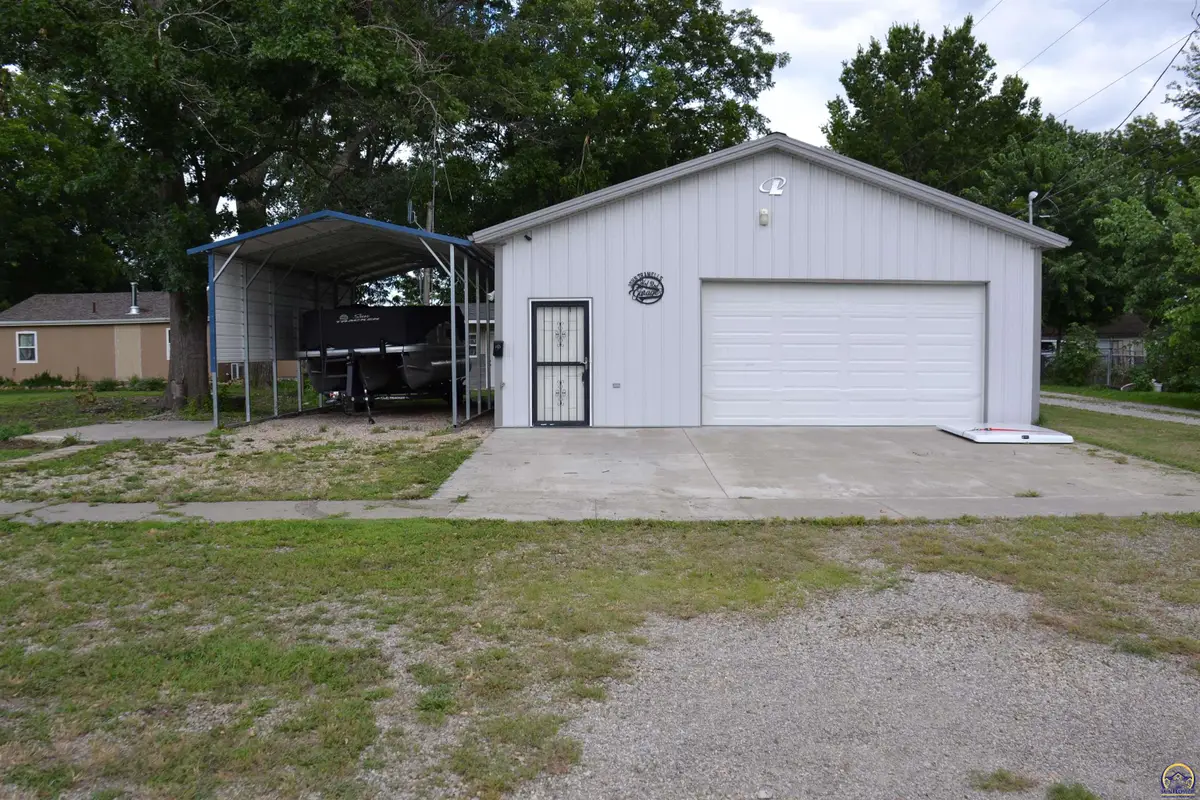 403 Lakin St, Osage City, KS 66523 - #1