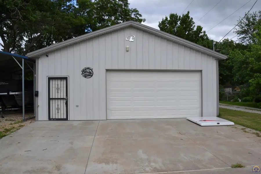 403 Lakin St, Osage City, KS 66523 - #2