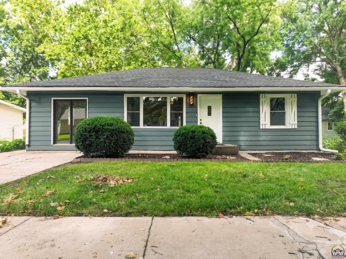 604 Maple St, Wamego, KS 66547 - #1