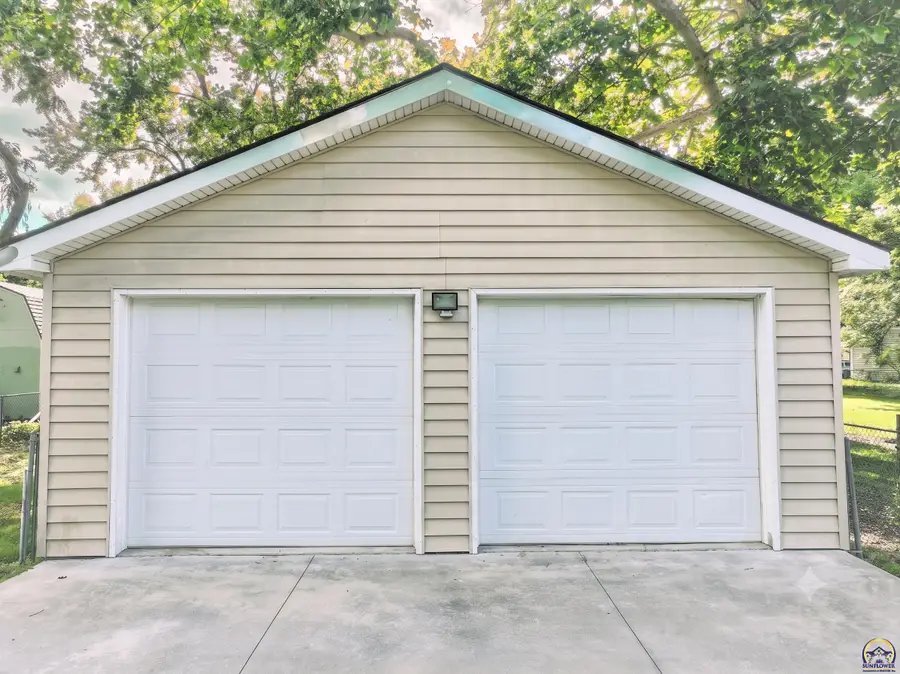 604 Maple St, Wamego, KS 66547 - #3
