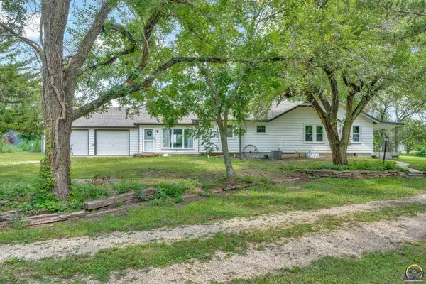 5228 SE 61st St, Berryton, KS 66409