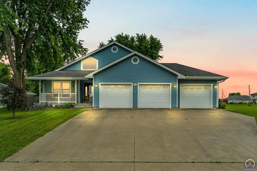 517 E Perry St, Rossville, KS 66533 - #2
