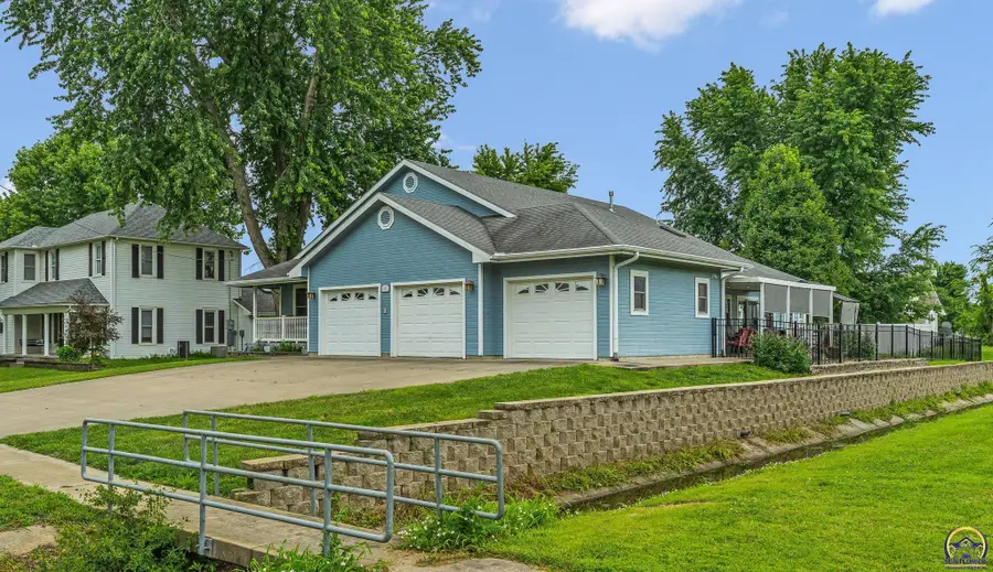517 E Perry St, Rossville, KS 66533 - #3