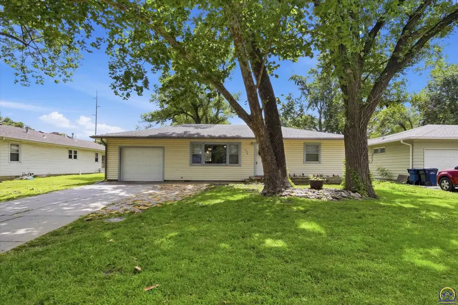 604 S 4th St, Osage City, KS 66523 - #2