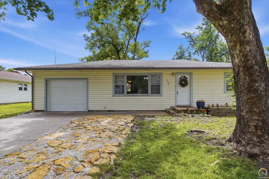 604 S 4th St, Osage City, KS 66523 - #3