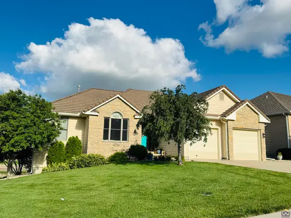 2906 Hidden Lakes Dr, Emporia, KS 66801