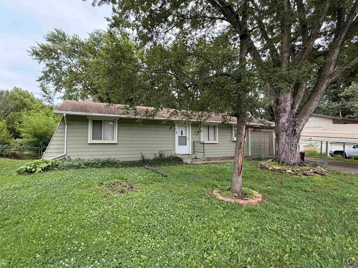556 N 4th St, Carbondale, KS 66414 - #1