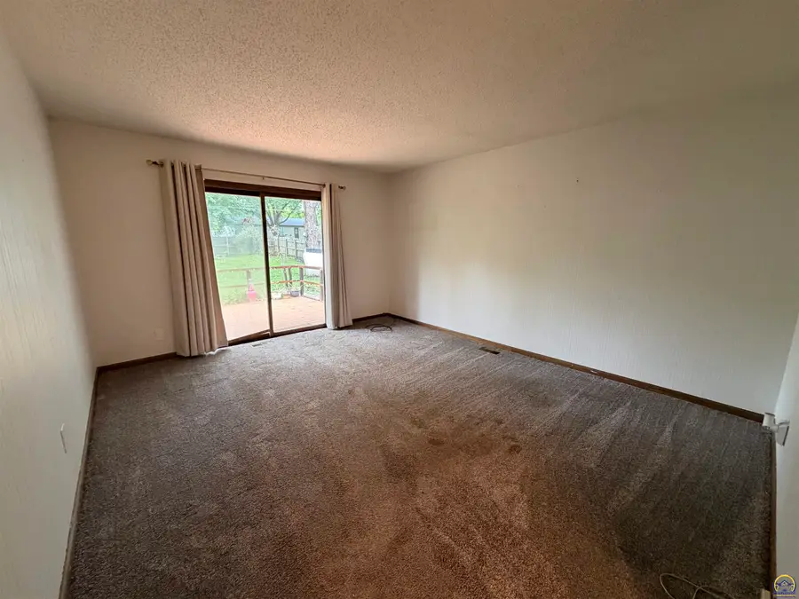 556 N 4th St, Carbondale, KS 66414 - #2