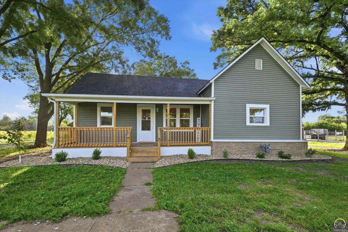 402 N 6th St, Osage City, KS 66523 - #1
