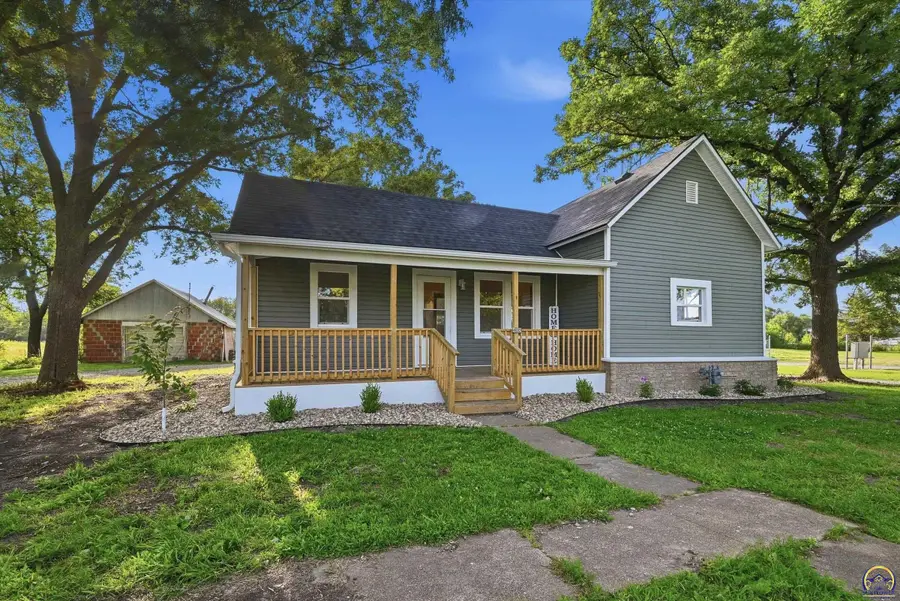 402 N 6th St, Osage City, KS 66523 - #2